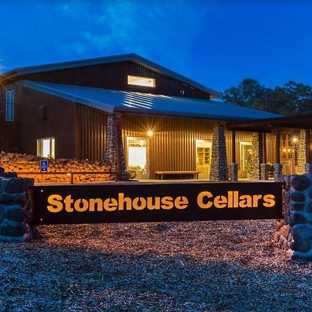 Bed And Barrel At Stonehouse Cellars Bed and Breakfast Clearlake Oaks Eksteriør billede