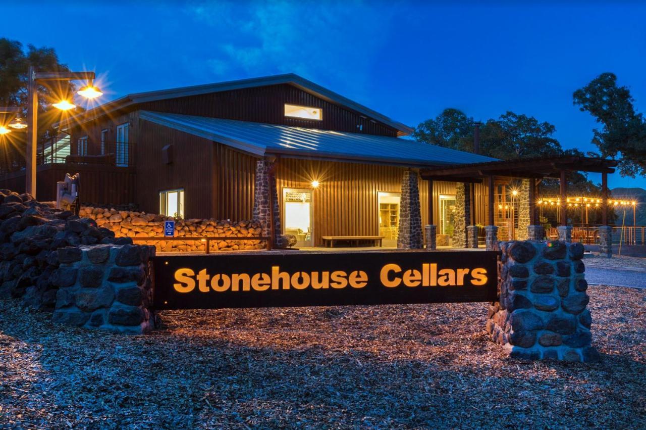 Bed And Barrel At Stonehouse Cellars Bed and Breakfast Clearlake Oaks Eksteriør billede