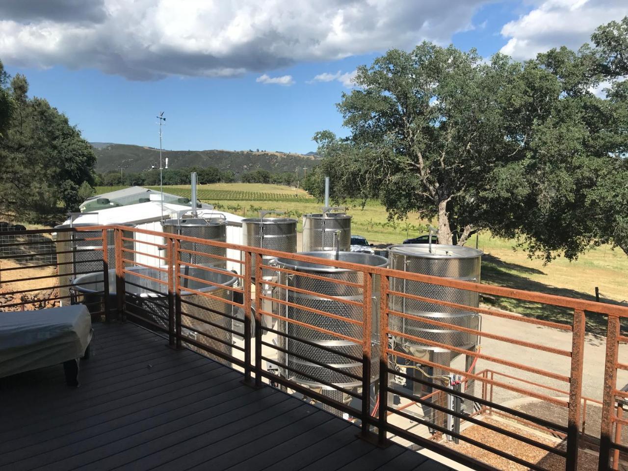 Bed And Barrel At Stonehouse Cellars Bed and Breakfast Clearlake Oaks Eksteriør billede